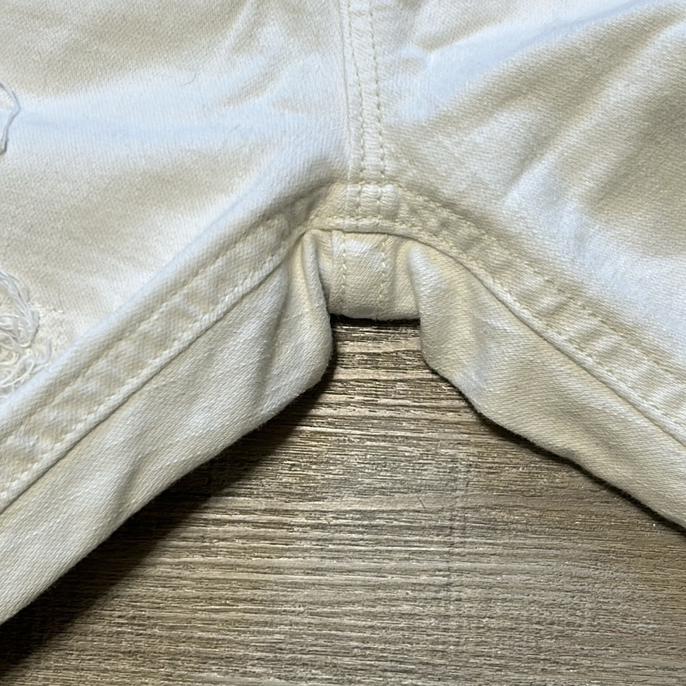 Woman’s Miss Me white distressed, signature capris - size 30 - Picture 7 of 16